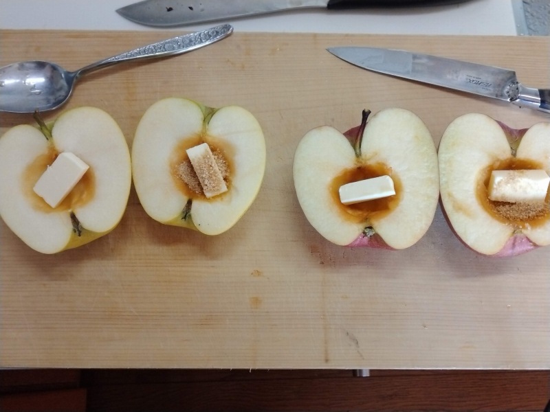 リンゴ２つにバターと砂糖を乗せる