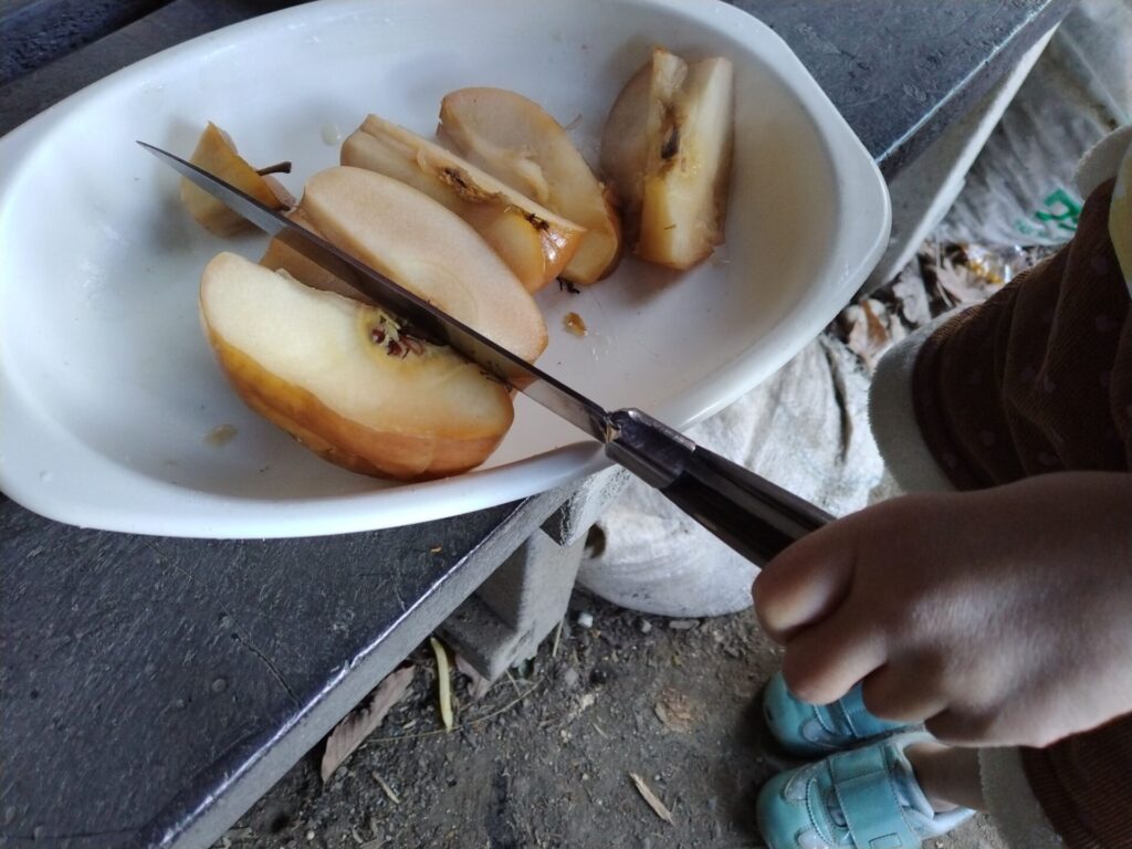 焼きリンゴを切る