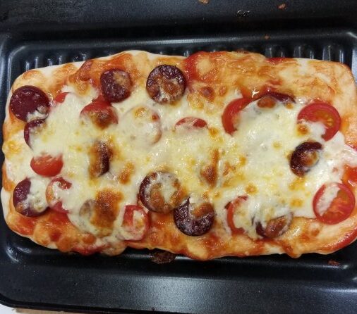 サラミとプチトマトのピザ焼き上がり