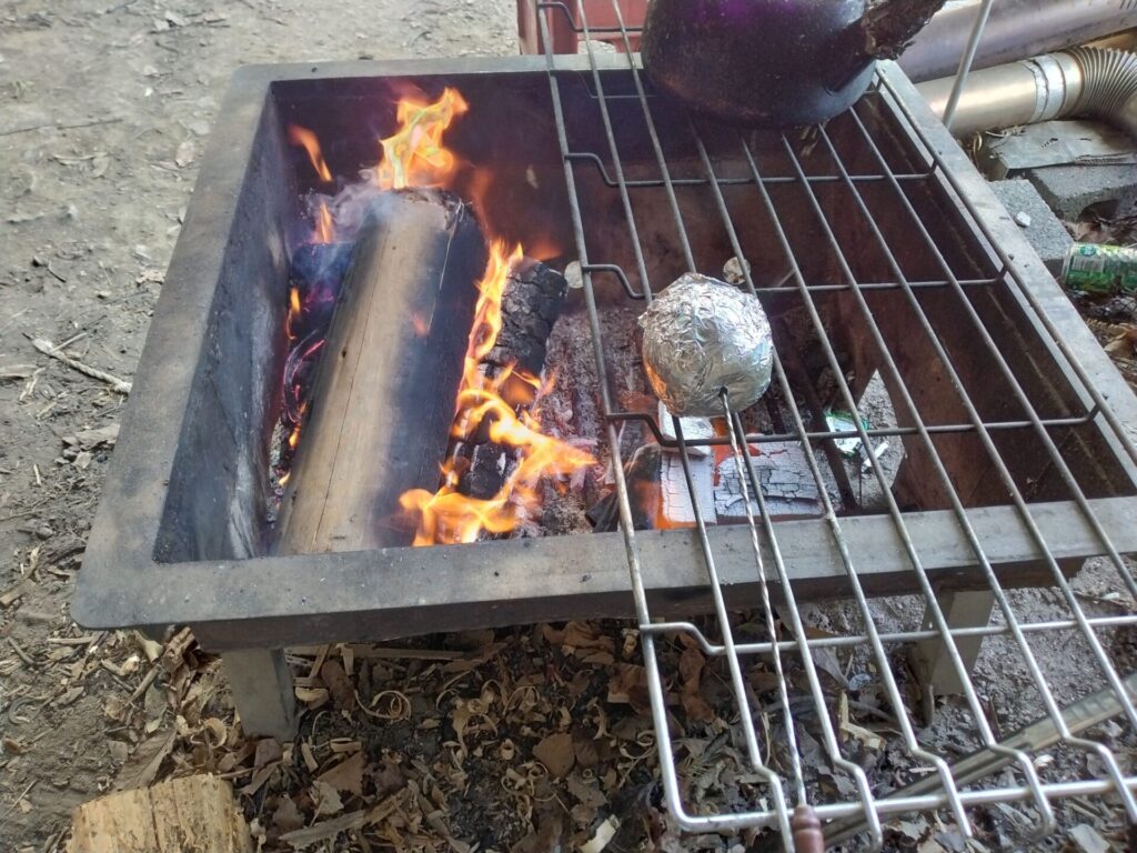 炭火の遠火でリンゴを焼く